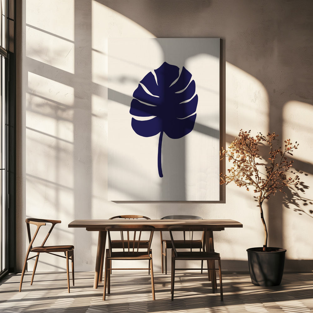 Lienzo - Monstera Leaf Dark Blue sobre la mesa del comedor
