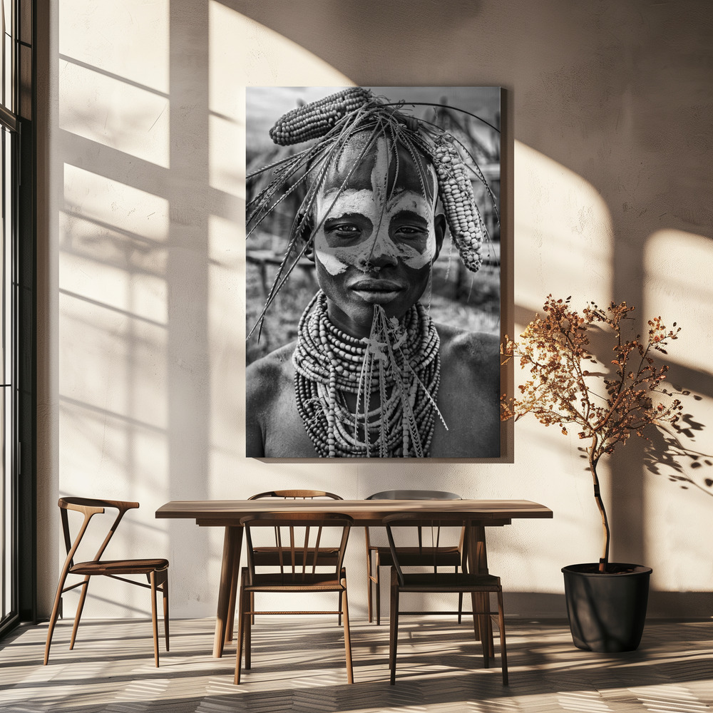 Lienzo - A woman of the Karo tribe (Omo Valley-Ethiopia). sobre la mesa del comedor