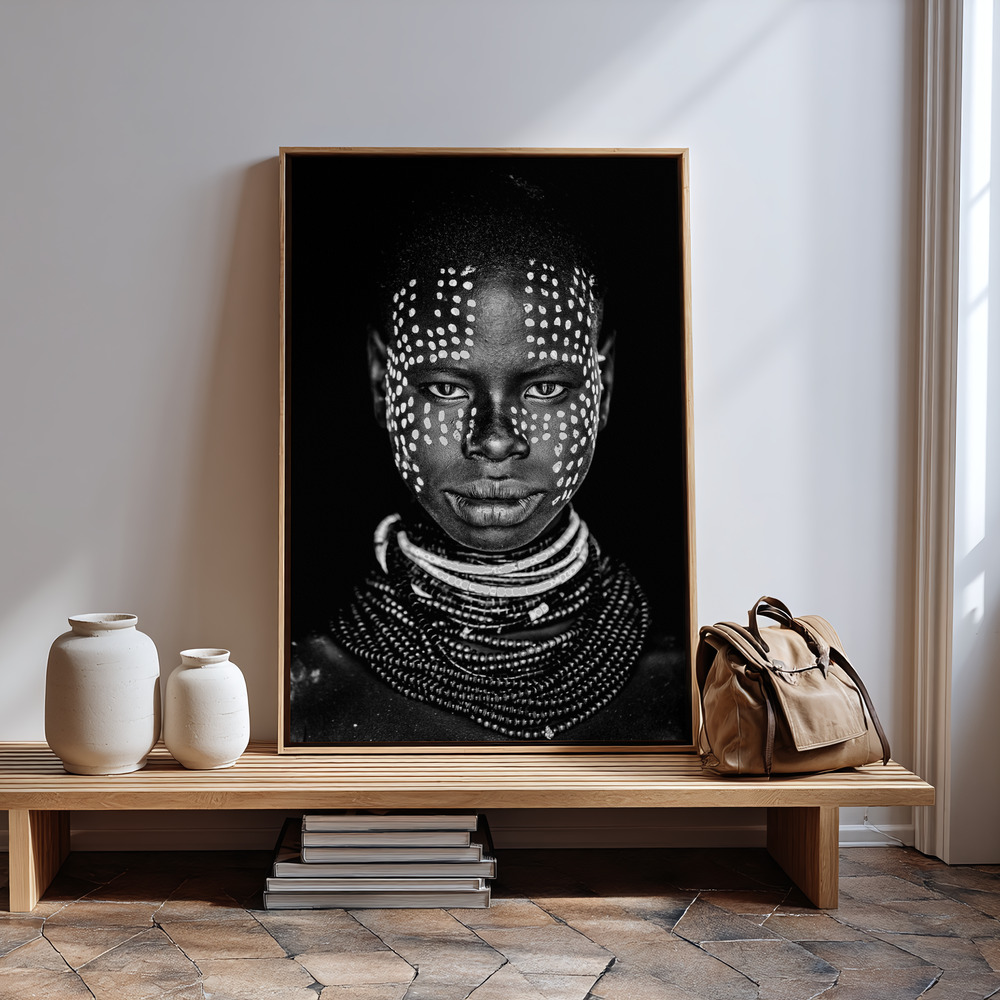 Canvas print - Karo woman in guest room