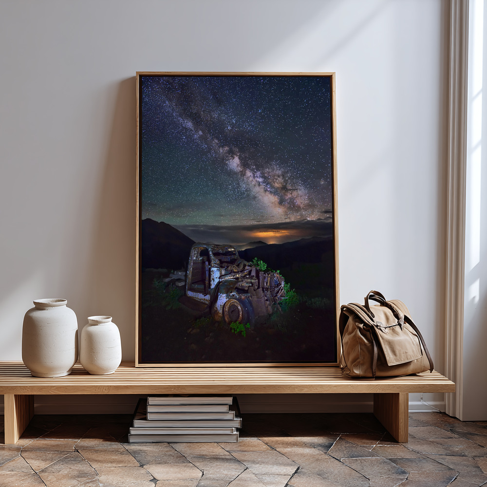 Toile - Milky Way over Rusted Truck à l'entrée