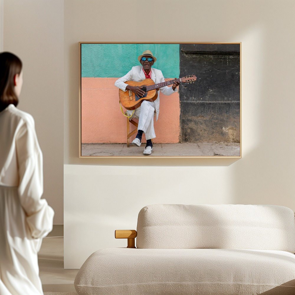 Canvas print - Cuban guitarist in the hall