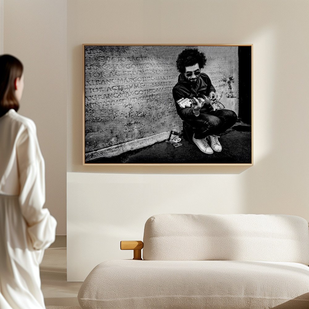 Canvas print - Guitarist in the hall