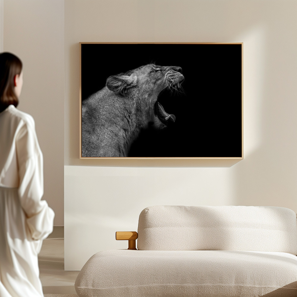 Canvas taulu - Lioness in low key salissa