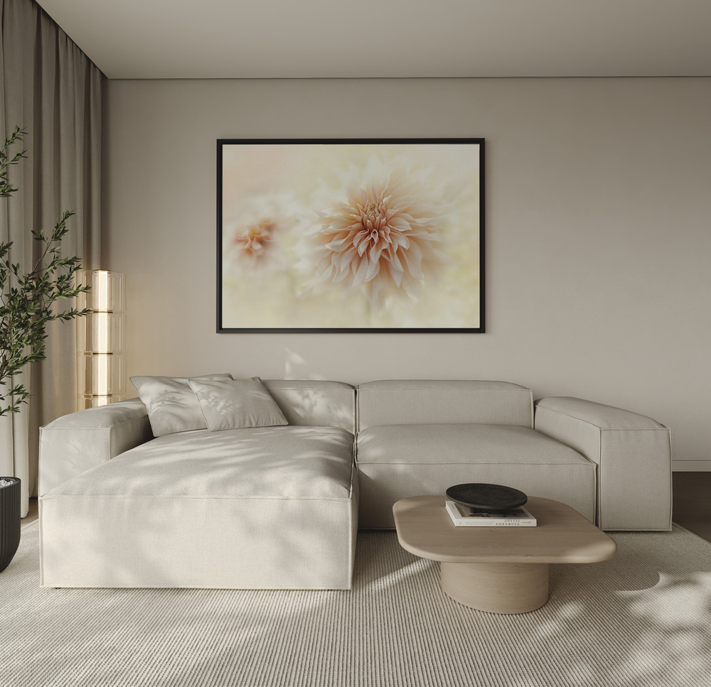 Lærred - Cafe 'Au lait' Dahlia over sofaen