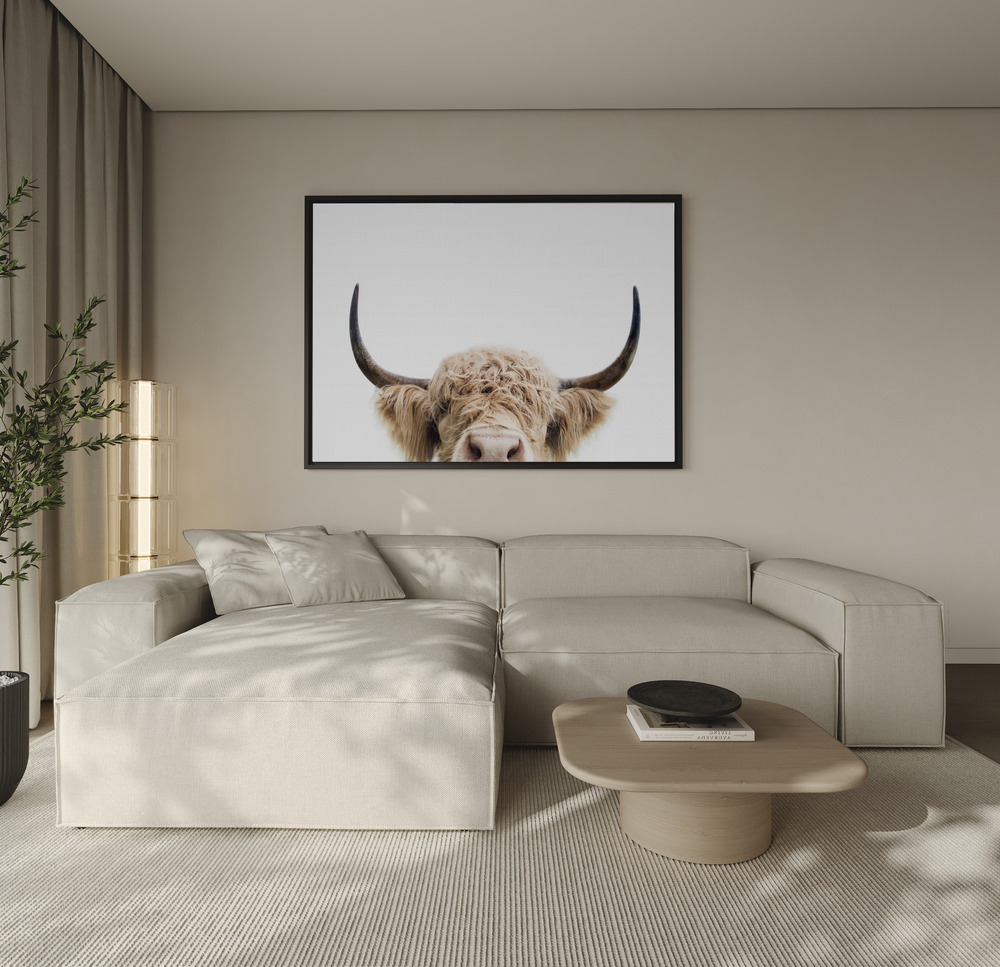 Toile - Peeking Cow au-dessus du canapé