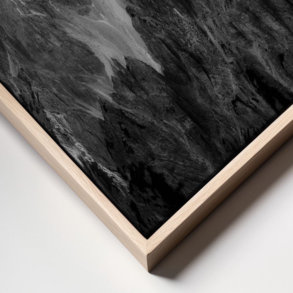 Lienzo - The Peaks frame close up