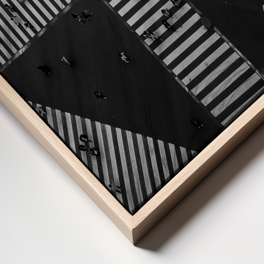 Obraz na płótnie - People crossing ramka z bliska - naturalna ramka