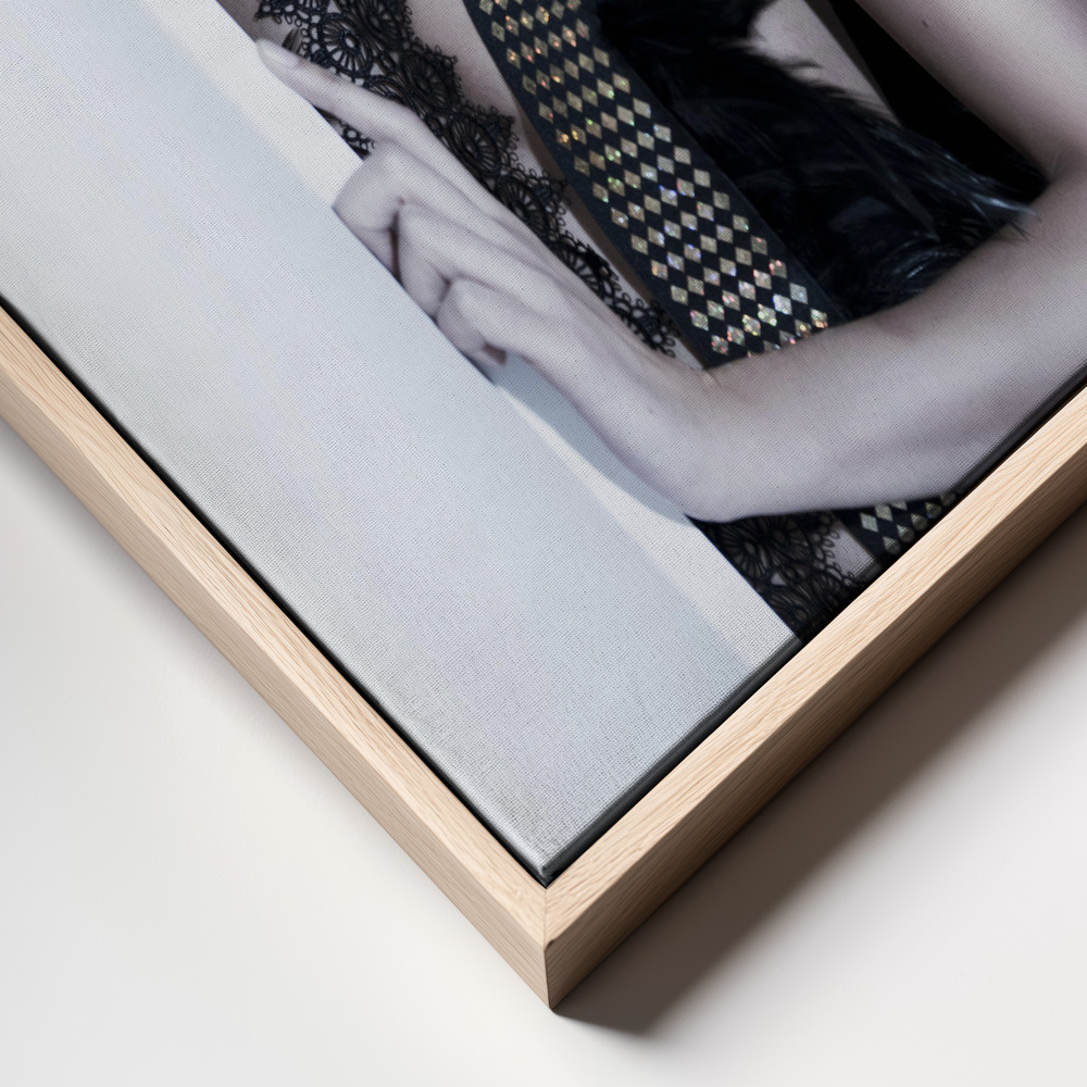 Obraz na płótnie - Dark Beauty ramka z bliska - naturalna ramka