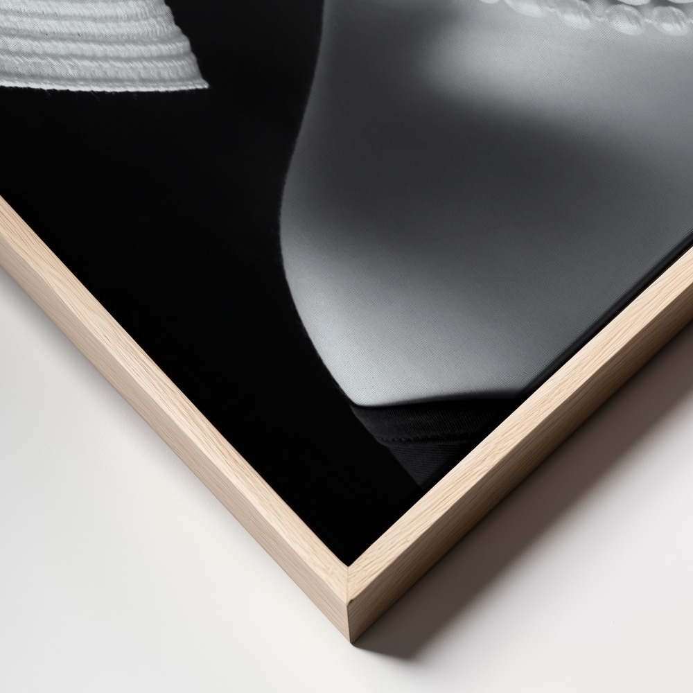 Canvas print - La femme au chapeau frame close up