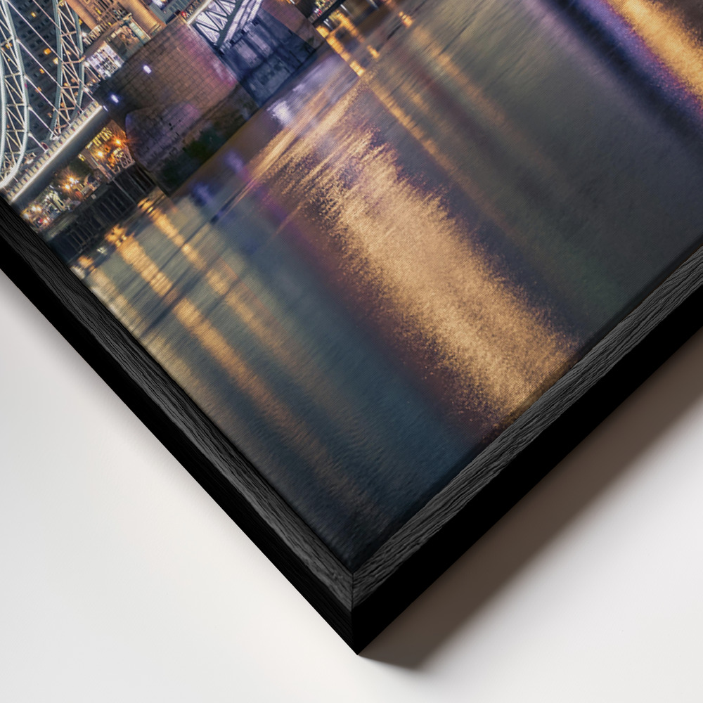 Canvas schilderi - Night at The Tower Bridge frame close-up - zwart frame