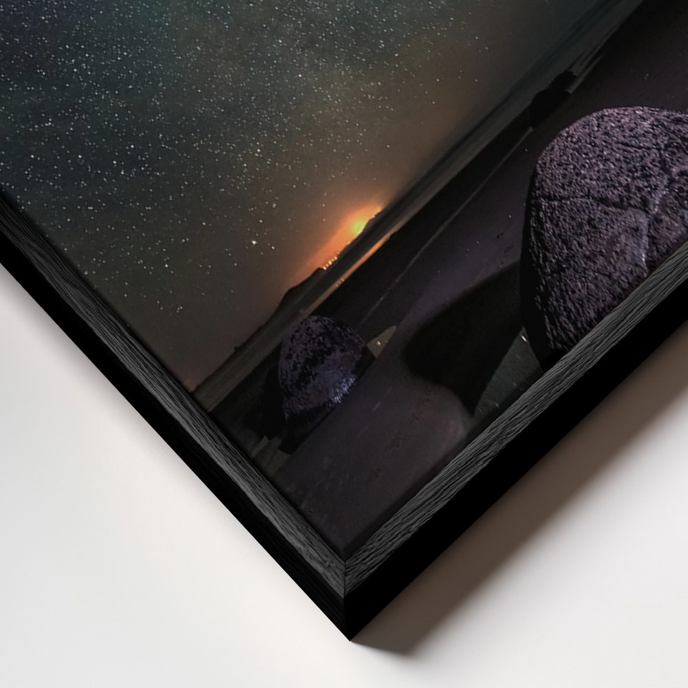 Canvas schilderi - Big eye looking up sky frame close-up - zwart frame