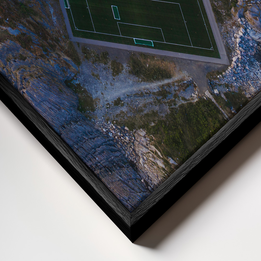 Lienzo - The furthest football field primer plano del marco - marco negro