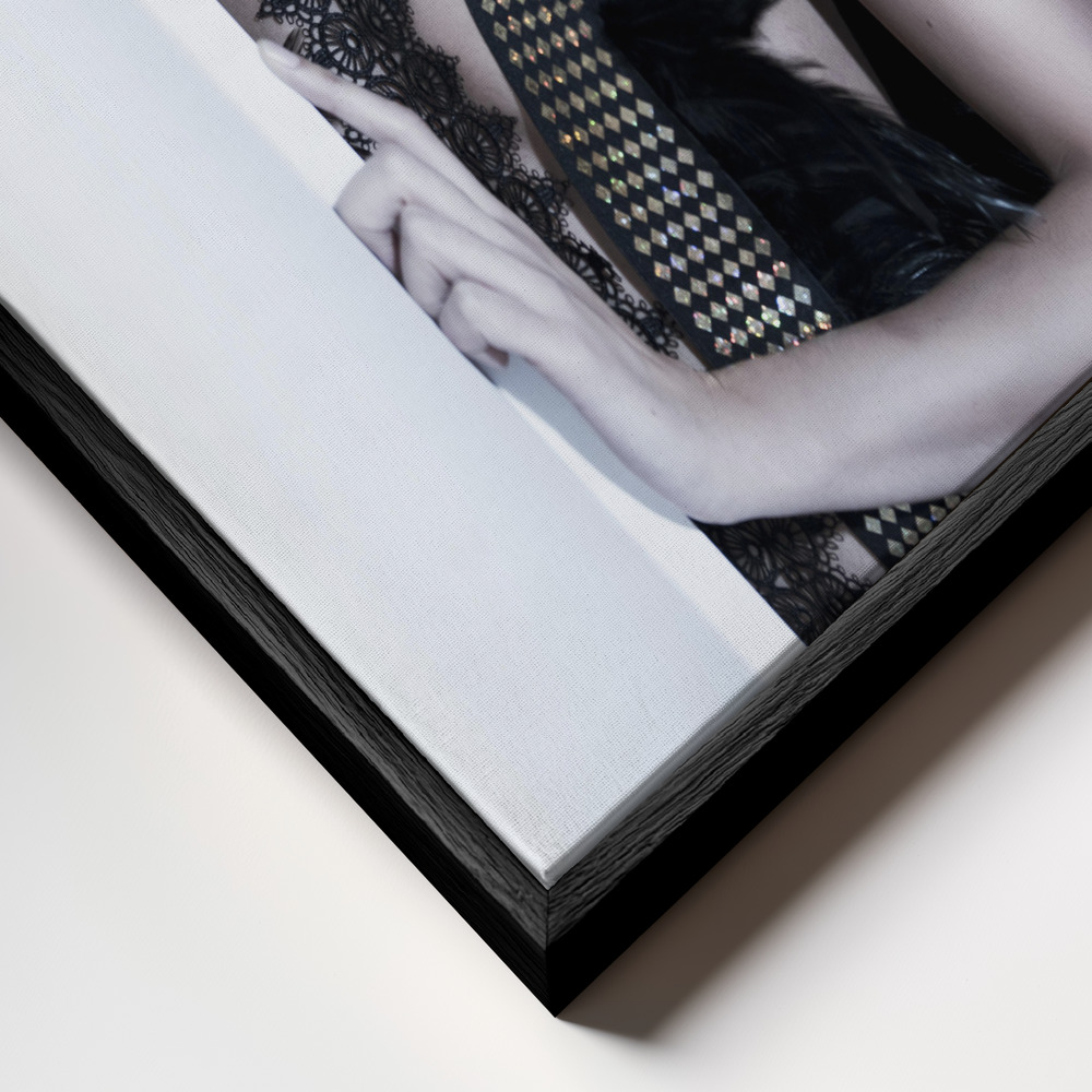 Obraz na płótnie - Dark Beauty zbliżenie ramki - czarna ramka