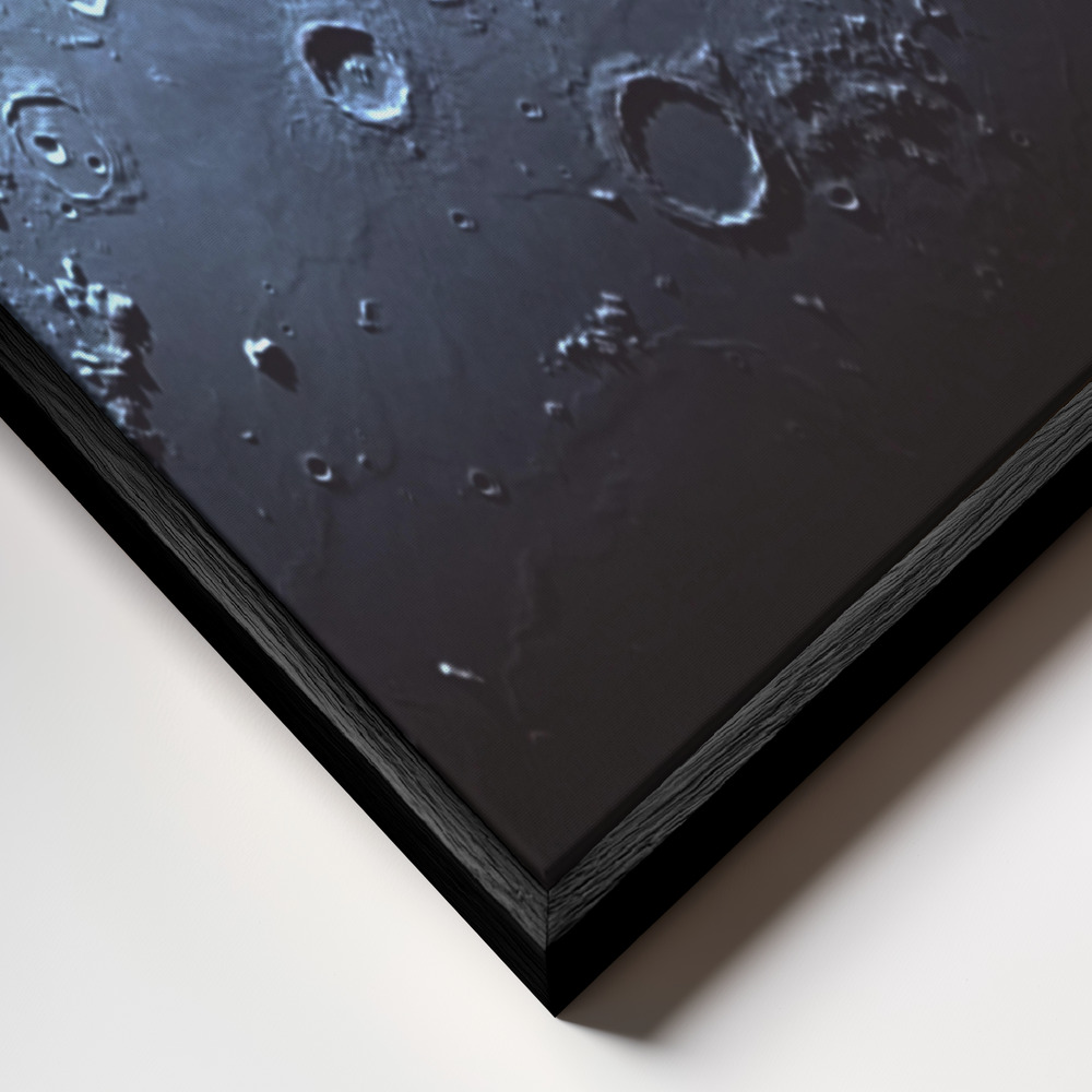 Canvas taulu - Mountains & Oceans of The Moon kehys lähikuvassa - musta kehys