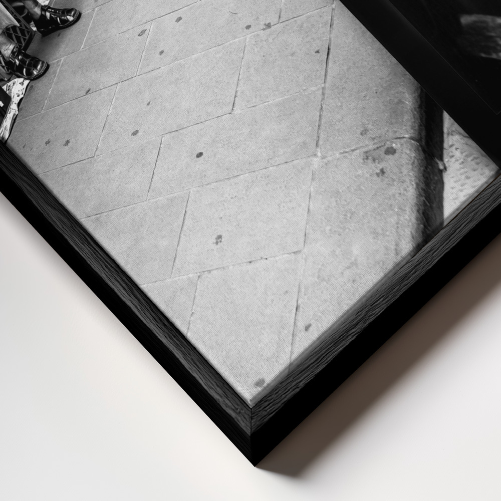 Canvas schilderi - She's bored frame close-up - zwart frame