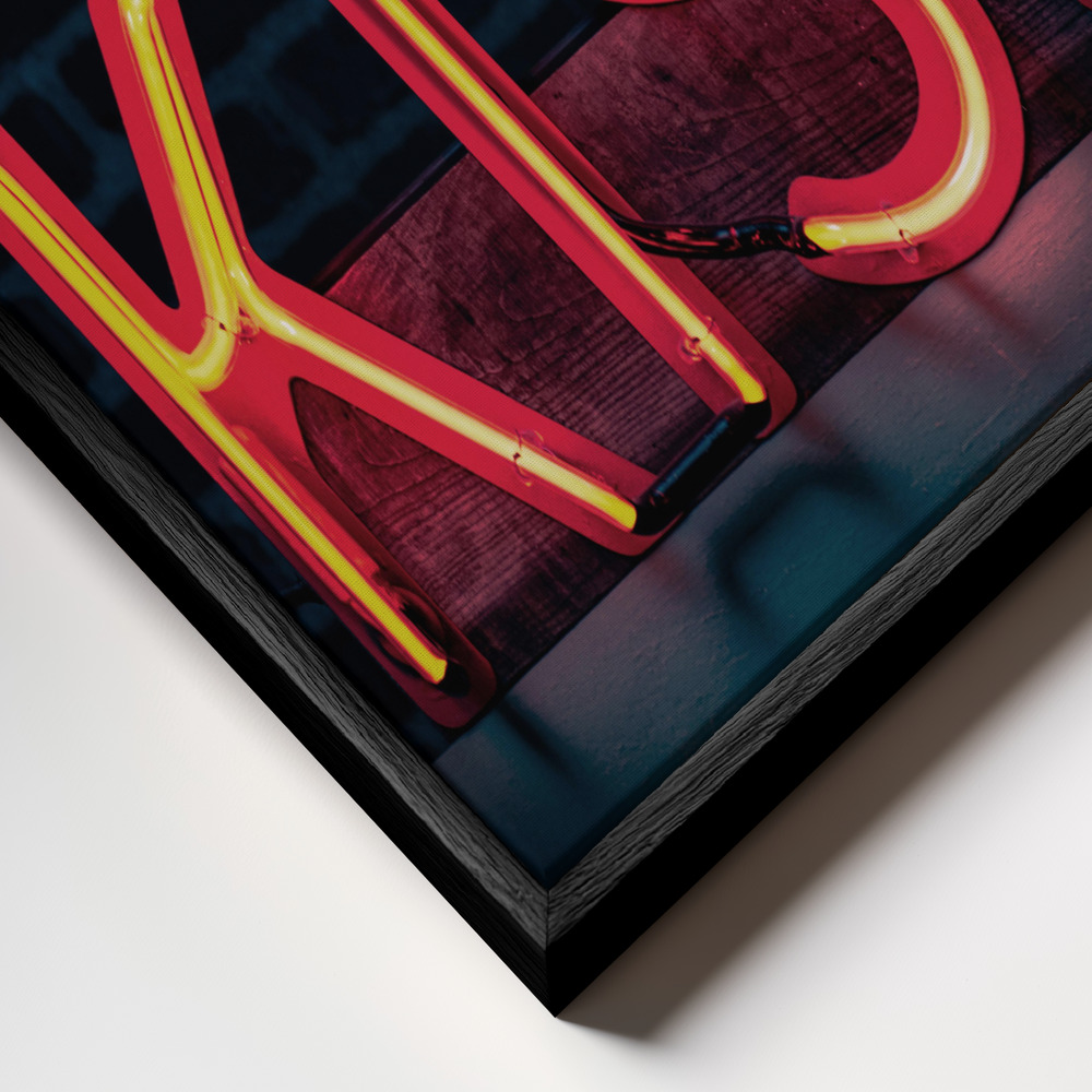 Toile - Kiss in Neon cadre en gros plan - cadre noir