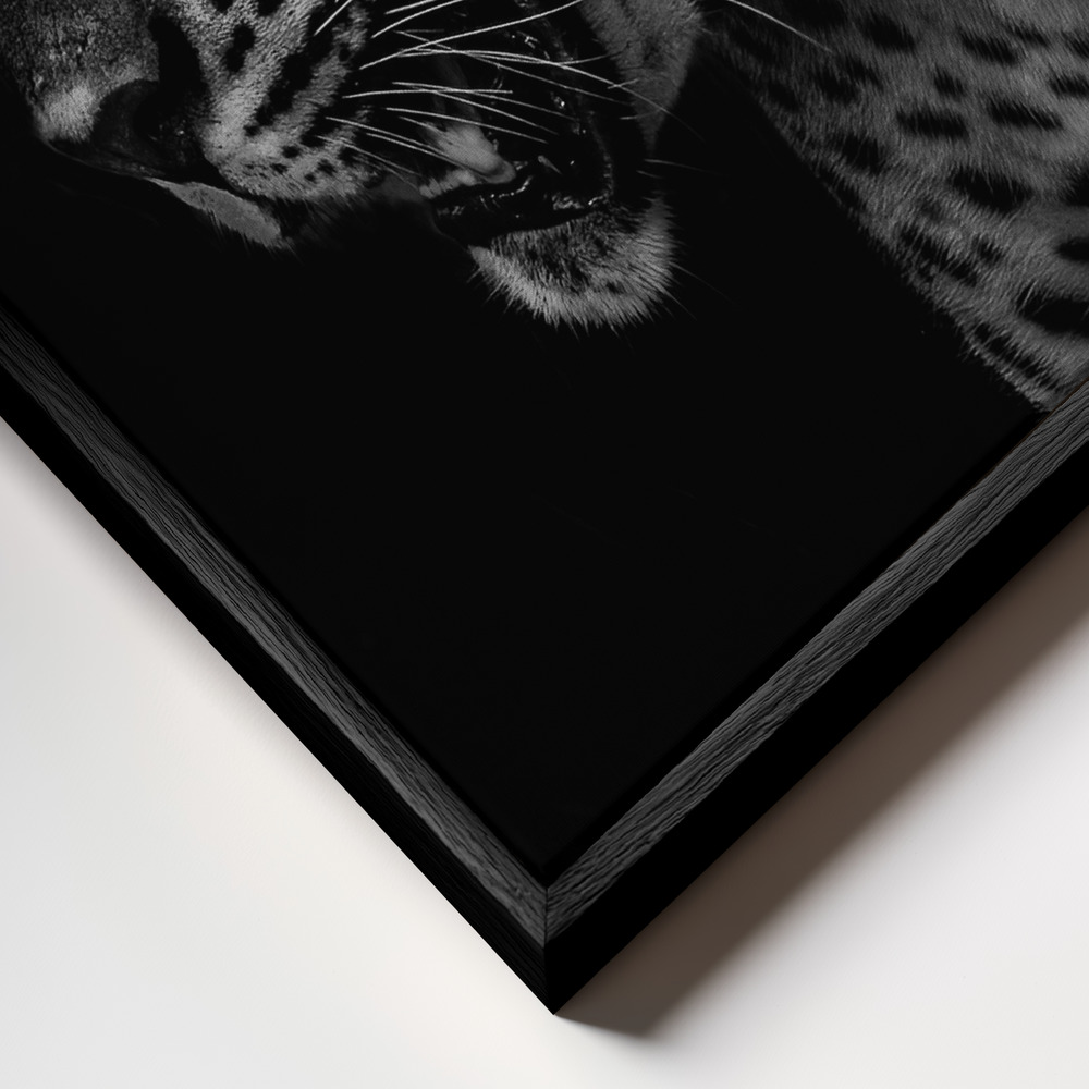 Canvastavla Leopard's Gaze - Tavla ram närbild - svart ram