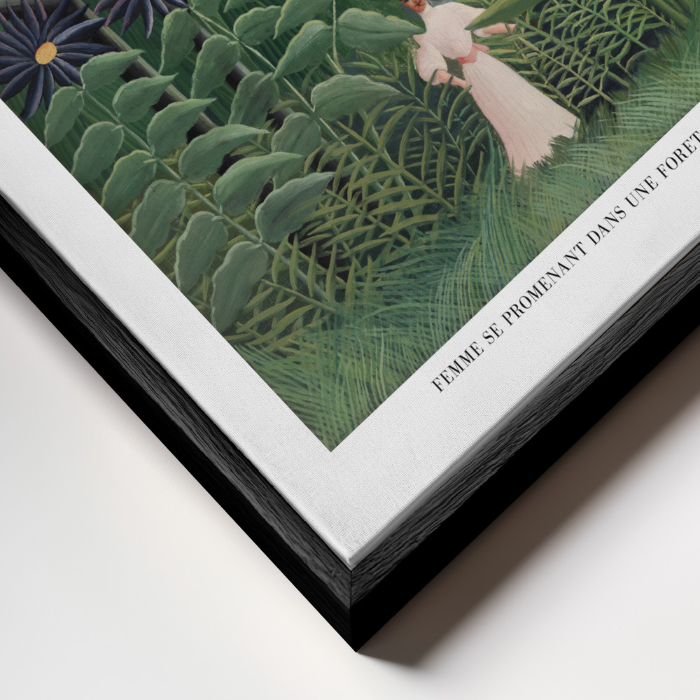 Canvas taulu - Femme Se Promenant Dans Une Foret Exotique kehys lähikuvassa - musta kehys