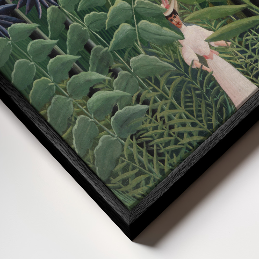 Canvas taulu - Femme Se Promenant Dans Une Foret Exotique kehys lähikuvassa - musta kehys