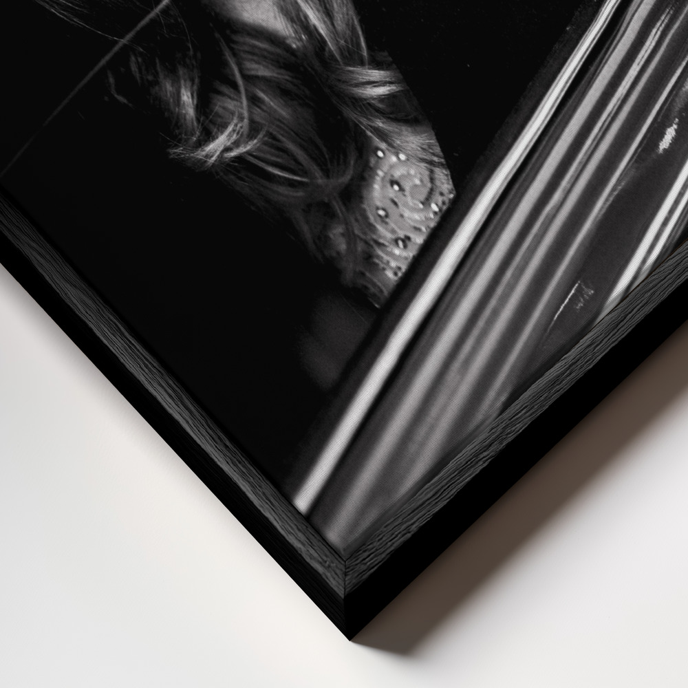 Toile - Caught in a moment of absence cadre en gros plan - cadre noir