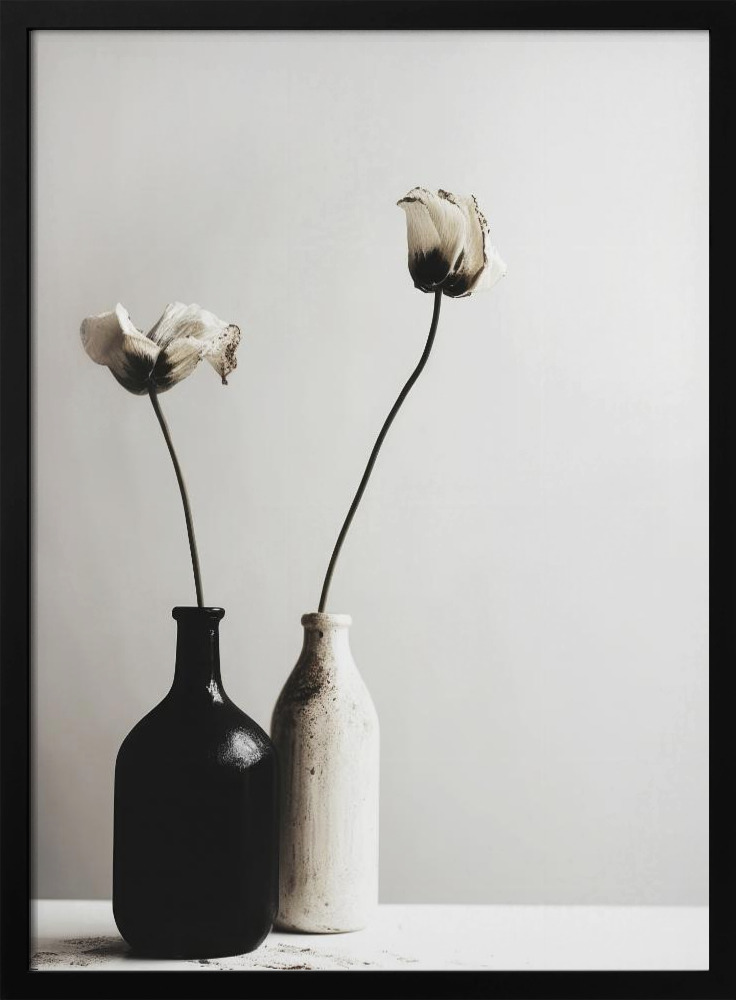 Poster - Black And White Vase No 2 dark wood poster frame