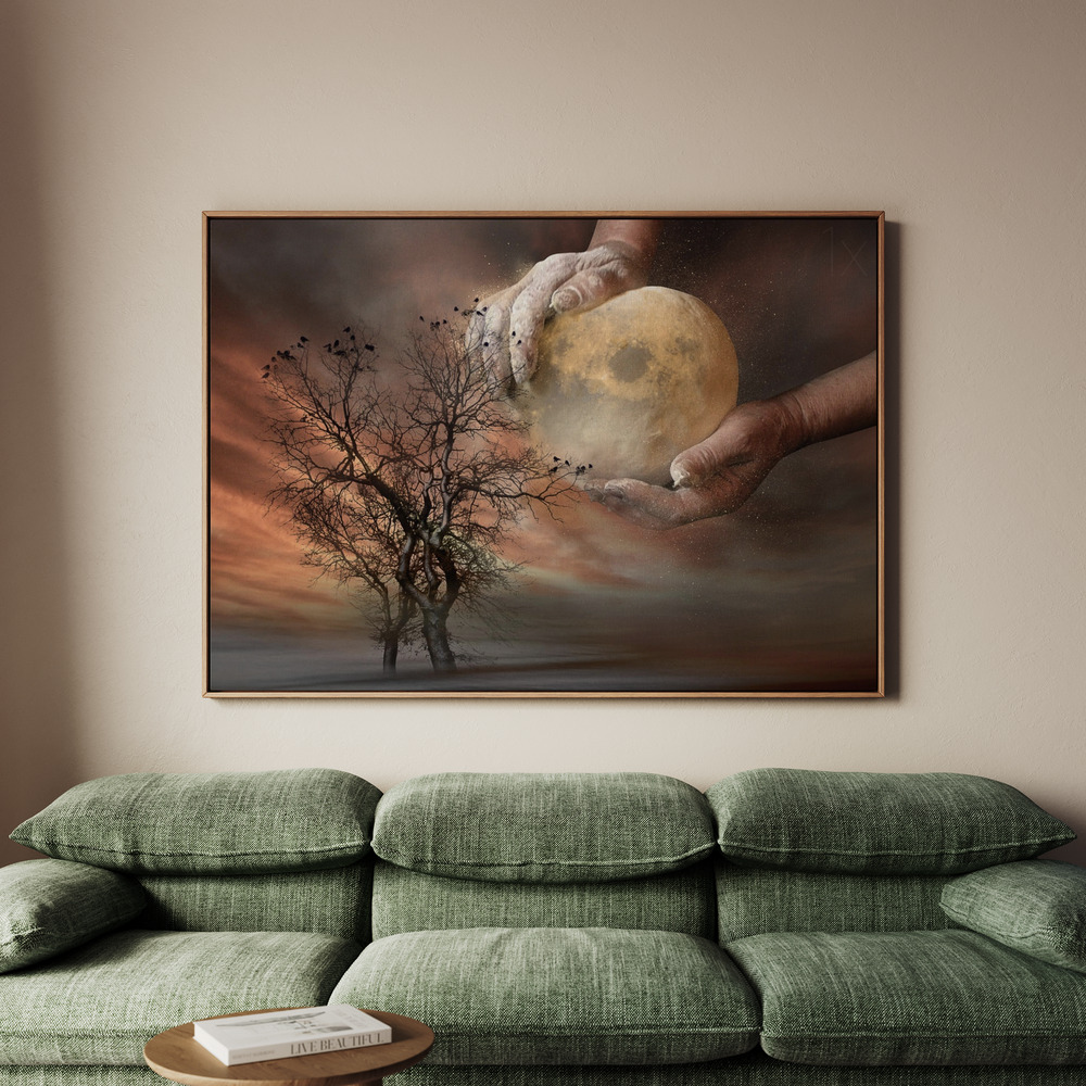 Canvastavla Cradling the Moon - Tavla - 70x50
