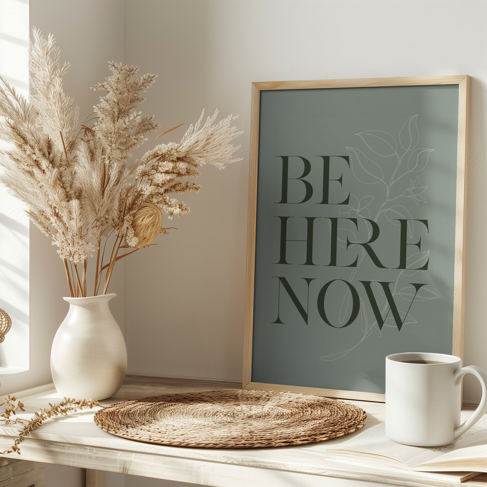 Plakat - Be Here Now No1 på bordet