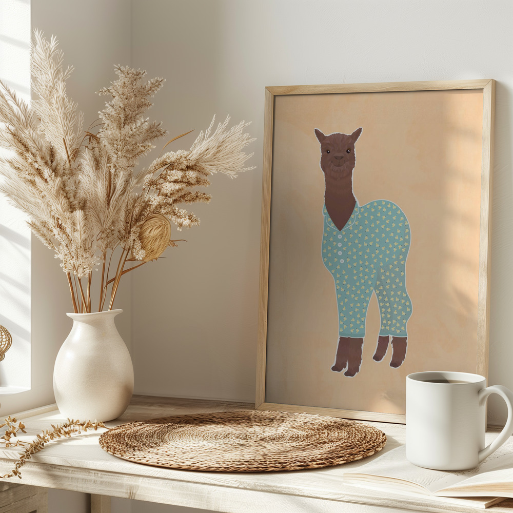 Poster - Llama In Pjs Banana Orange auf dem Tisch