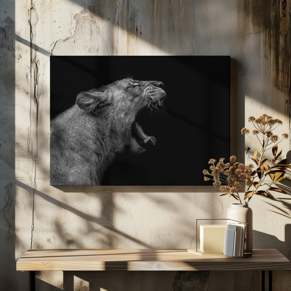Lienzo - Lioness in low key sobre la mesa del comedor