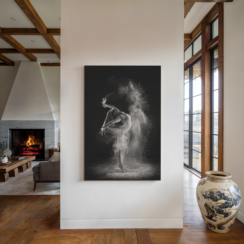 Lienzo - In the light junto a la chimenea
