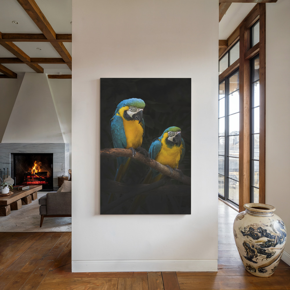 Stampe su tela - Macaw Parrots accanto al camino