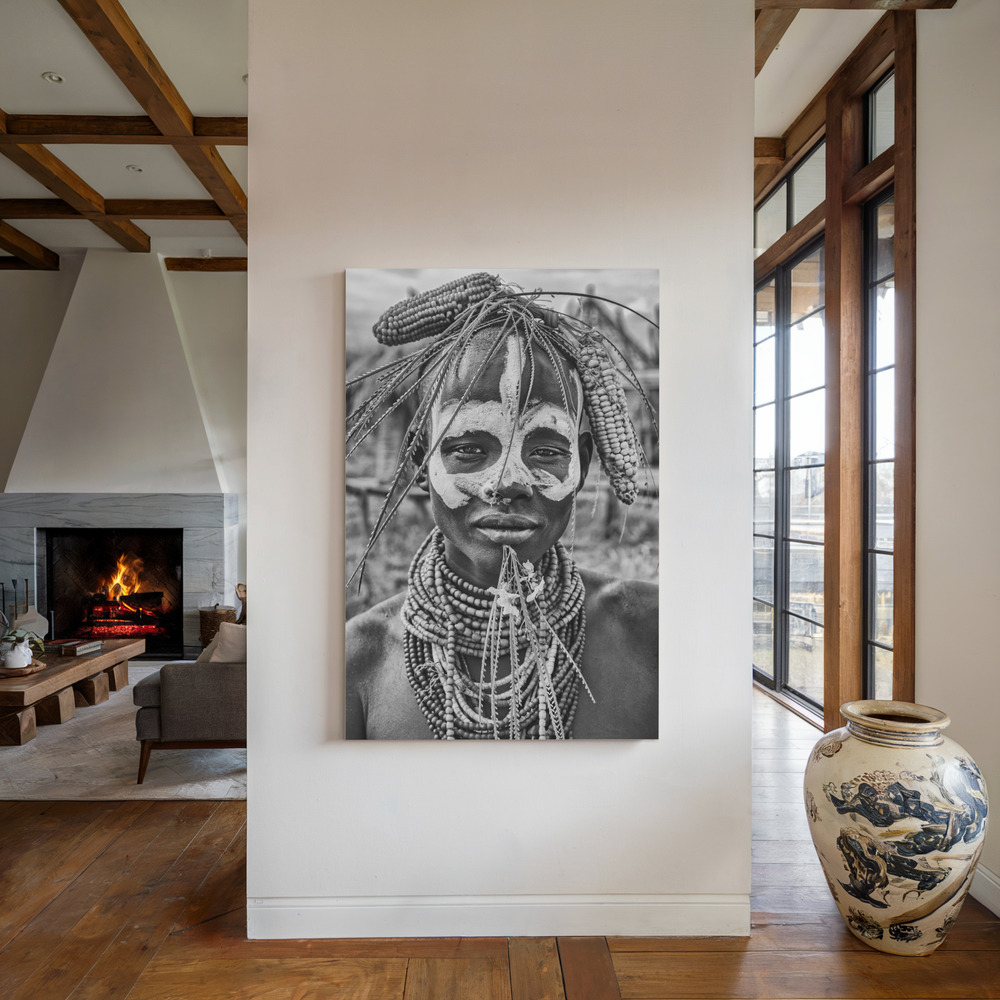 Lienzo - A woman of the Karo tribe (Omo Valley-Ethiopia). junto a la chimenea