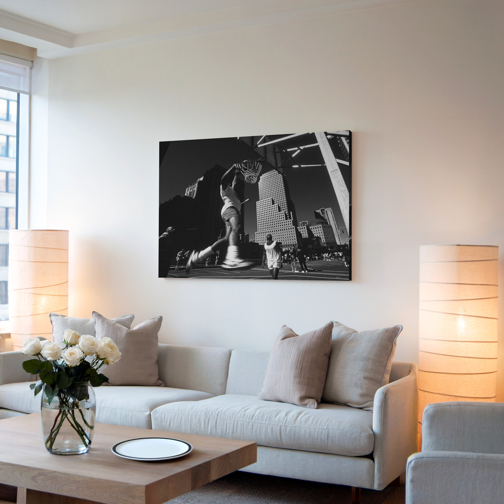 Canvas taulu - "Dunking" (from the series "Metropolis") olohuoneessa