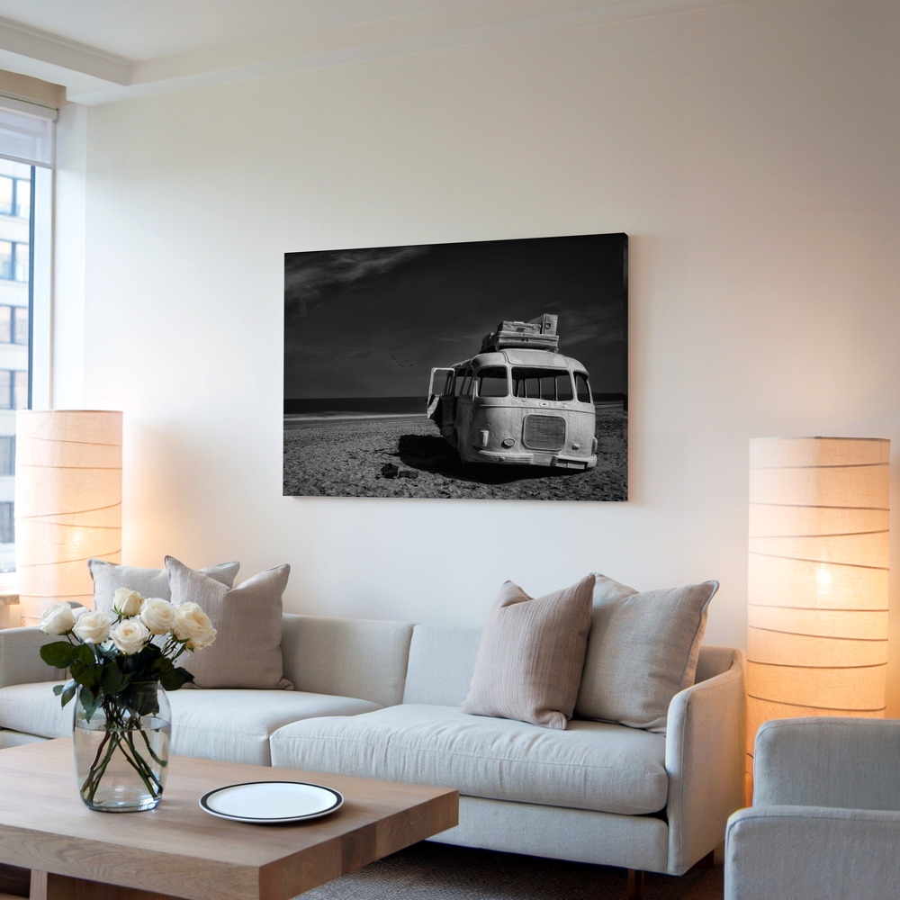 Canvas schilderi - Beached Bus in de woonkamer